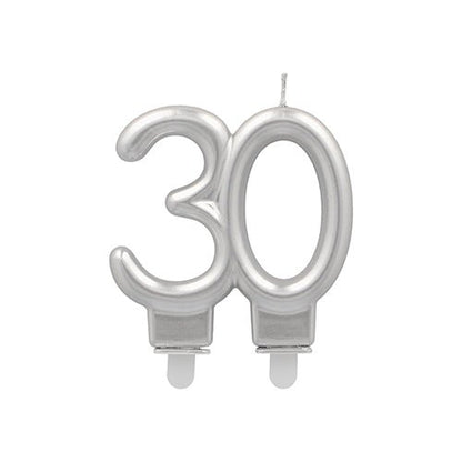 Stříbrná jubilejní svíčka PAPSTAR s držákem 7 cm od PAPSTAR GmbH, ve tvaru čísla 30 se dvěma malými bílými podstavci a knotem - ideální pro oslavy výročí.