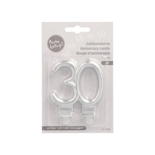 Balíček od PAPSTAR GmbH obsahuje dvě jubilejní svíčky s držákem (7 cm, stříbrné) ve tvaru "30" pro výročí, s vícejazyčným balením a průhledným plastovým obalem pro snadné použití.