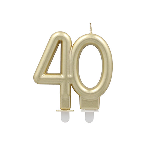 Die PAPSTAR Jubiläumskerzen mit Halter 7 cm "gold" von PAPSTAR GmbH haben goldene Kerzen in Form der "40" mit verbundenen Ziffern und zwei weiße Halter für Torten - ideale Geburtstagskerzen für Jubiläumsfeiern.