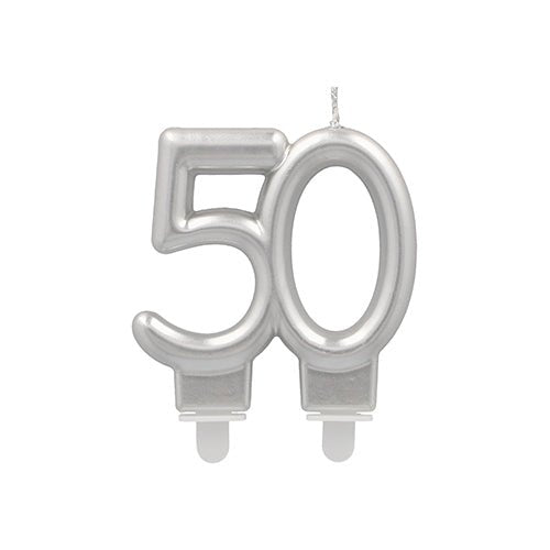 Oslavte milníky s jubilejními svíčkami PAPSTAR GmbH s držákem 7 cm "stříbrné" - stříbrná číslicová svíčka se dvěma knoty a bílým podstavcem, perfektní pro narozeninové oslavy nebo výročí.