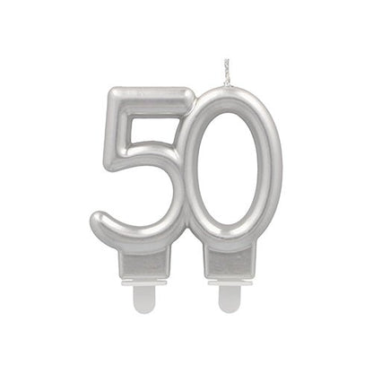 Oslavte milníky s jubilejními svíčkami PAPSTAR GmbH s držákem 7 cm "stříbrné" - stříbrná číslicová svíčka se dvěma knoty a bílým podstavcem, perfektní pro narozeninové oslavy nebo výročí.