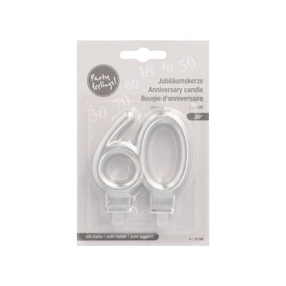 Balení jubilejních svíček PAPSTAR s držákem 7 cm "stříbrná" od PAPSTAR GmbH obsahuje dvě stříbrné číslicové svíčky, 6 a 0, s držákem - ideální pro 60leté výročí. Balení je vícejazyčné.