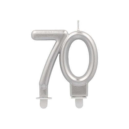 Jubilejní svíčky PAPSTAR s držákem 7 cm "stříbrné" od PAPSTAR GmbH jsou stříbrno-kovové narozeninové svíčky ve tvaru čísla 70, se dvěma malými bílými podstavci - ideální pro stylové oslavy, které potřebují stříbrné svíčky s držákem.
