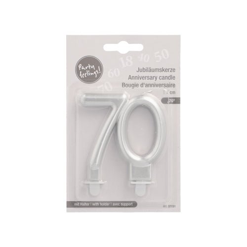 Jubilejní svíčky PAPSTAR GmbH s držákem 7 cm "stříbrné" jsou stříbrné jubilejní svíčky ve tvaru "70", s vícejazyčným balením a přiloženými držáky pro snadné postavení.