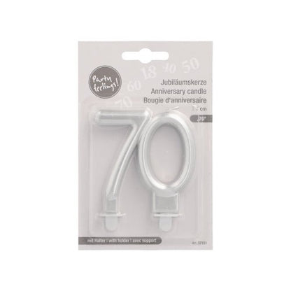 Jubilejní svíčky PAPSTAR GmbH s držákem 7 cm "stříbrné" jsou stříbrné jubilejní svíčky ve tvaru "70", s vícejazyčným balením a přiloženými držáky pro snadné postavení.
