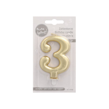 Die PAPSTAR GmbH Zahlenkerze mit Halter 7 cm "gold" ist eine stilvolle Geburtstagskerze in Form der Zahl 3, ideal zur Tortendekoration. Sie kommt in einer Klarsichtverpackung mit mehrsprachigem Text "Geburtstagskerze" und weißem Kartonrücken.