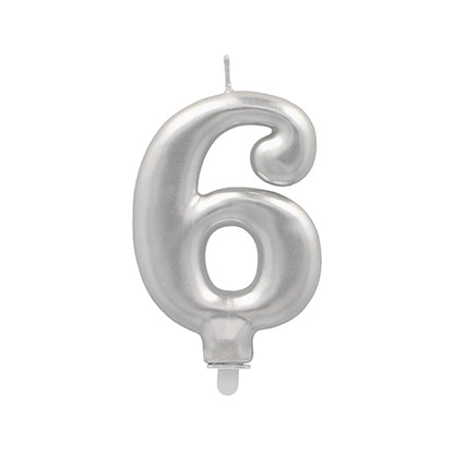 Die PAPSTAR GmbH Zahlenkerze mit Halter 7 cm "silber" ist eine metallisch silberne Zahlenkerze - ideal für Geburtstage und besondere Feste.