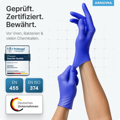 Eine Person zieht ARNOMED NITRIL OCEAN BLUE Einmalhandschuhe von ARNOWA GmbH an. Das Bild zeigt Zertifizierungsplaketten, Viren- und Bakterienschutz, EN 455 & EN ISO 374 Normen, ARNOVA Logo, Deutsches Unternehmen Logos, und zeigt, dass die Handschuhe latexfrei sind.
