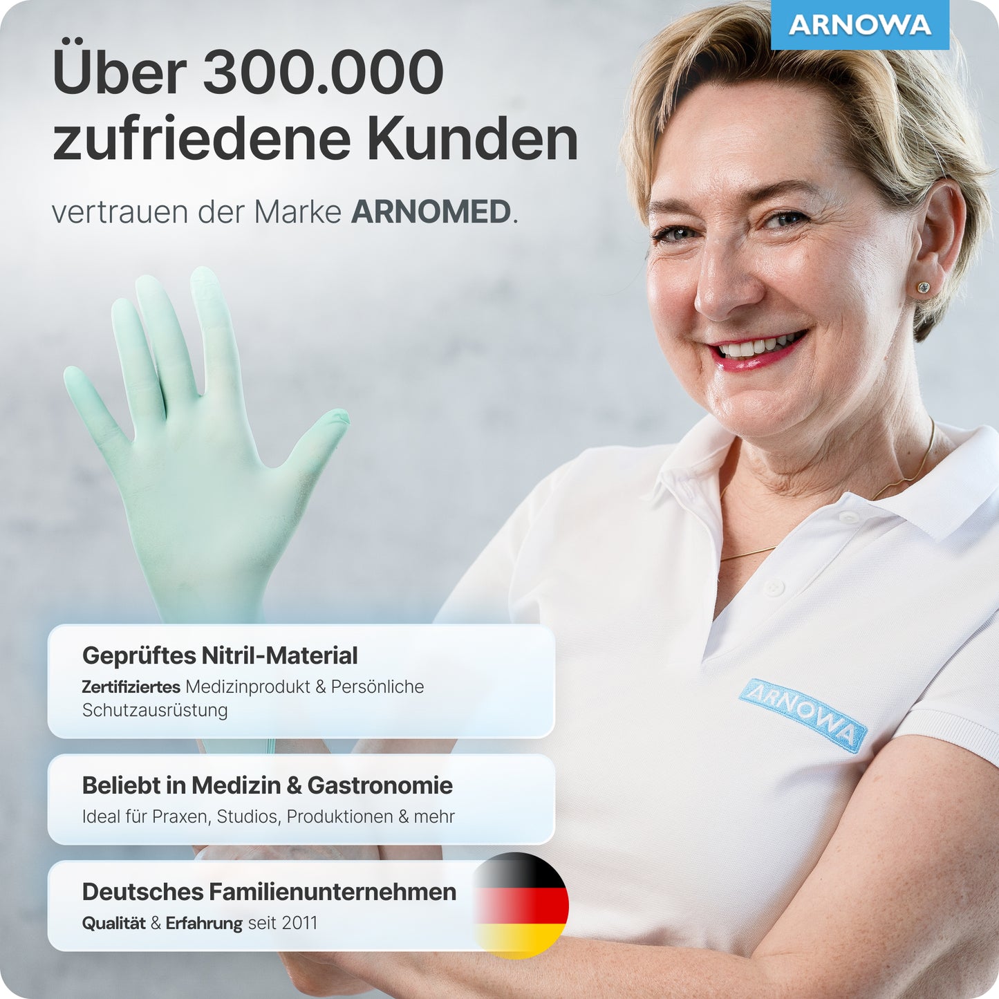 Eine lächelnde Frau in einem weißen Polo mit "ARNOWA"-Namensschild hält ARNOMED NITRIL PEPPERMINT GREEN Einmalhandschuhe aus Nitril Mintgrün der ARNOWA GmbH hoch. Zertifiziertes Nitril, latexfrei-ideal für Medizin und Gastronomie. Deutsche Flagge im Blick.