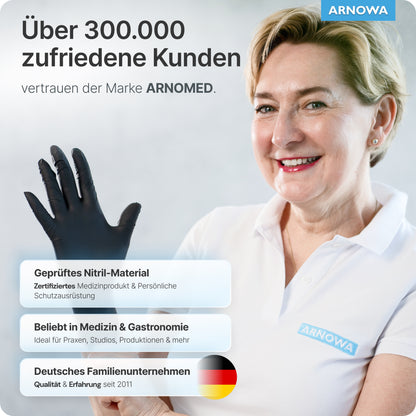 Eine lächelnde Frau in einem weißen Polo der ARNOWA GmbH präsentiert ARNOMED NITRIL MIDNIGHT BLACK, reißfeste Einmalhandschuhe aus Nitril in Schwarz, und hebt ihre rechte Hand. Der deutsche Text preist Kundenzufriedenheit und Langlebigkeit und zeigt eine kleine deutsche Flagge.