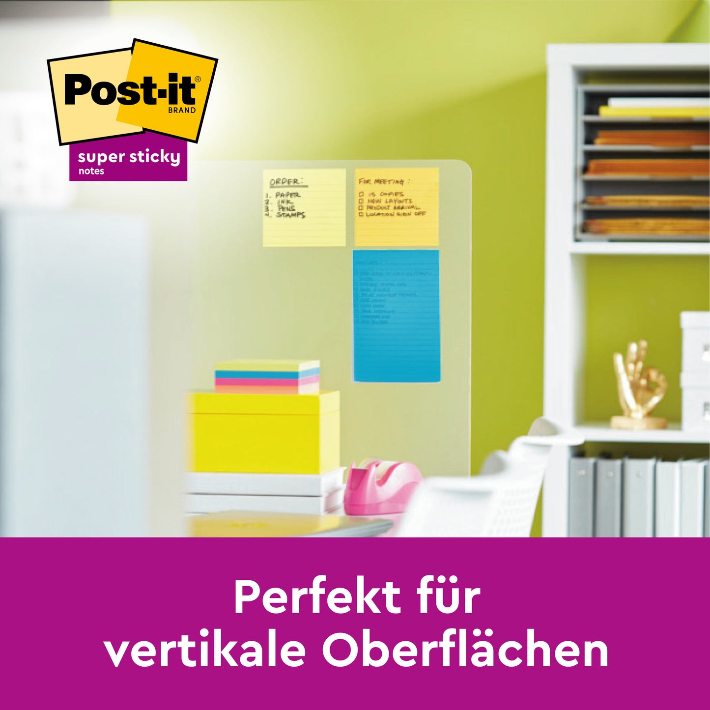 Eine Glastafel in einem Büro zeigt 3M Deutschland GmbH Post-it® Super Sticky Notes im Großformat, Verschiedene Farben, Liniert (101 mm x 152 mm), vertikal angeheftet. Text: "Perfekt für vertikale Oberflächen." Bürobedarf und Stuhl im Bild.