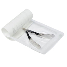 Der Hartmann MediSet® Klammerentferner (von Paul Hartmann AG) ist einzeln steril verpackt und in einer Klarsichtverpackung mit teilweise abgerollter weißer Papierrückwand eingeschweißt. Der Untergrund ist weiß.