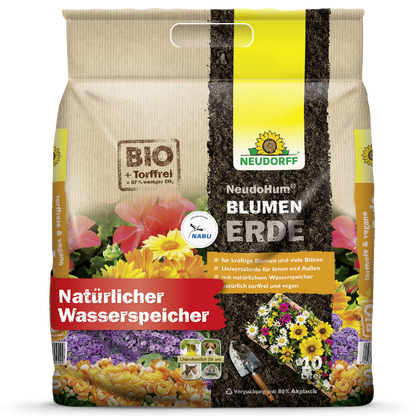 Čtyřicetilitrový pytel NeudoHum BlumenErde od Neudorff Shop pro zahradní rostliny, zdůrazněný jako bezrašelinová, veganská, ekologická květinová zemina s přirozeným zásobníkem vody, barevnými květinami na obalu a eko-štítky.