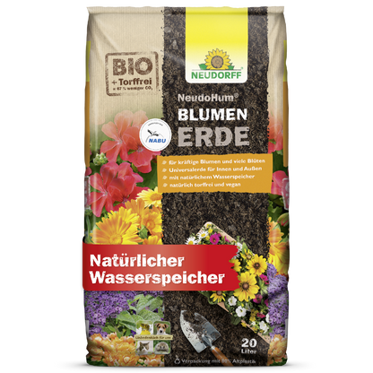 Dvacetilitrová NeudoHum BlumenErde od Neudorff Shop je opatřena barevnými květinami na obalu a nabízí biologickou, bezrašelinovou květinovou zeminu s přirozeným zadržením vody - perfektní pro zahradní rostliny.