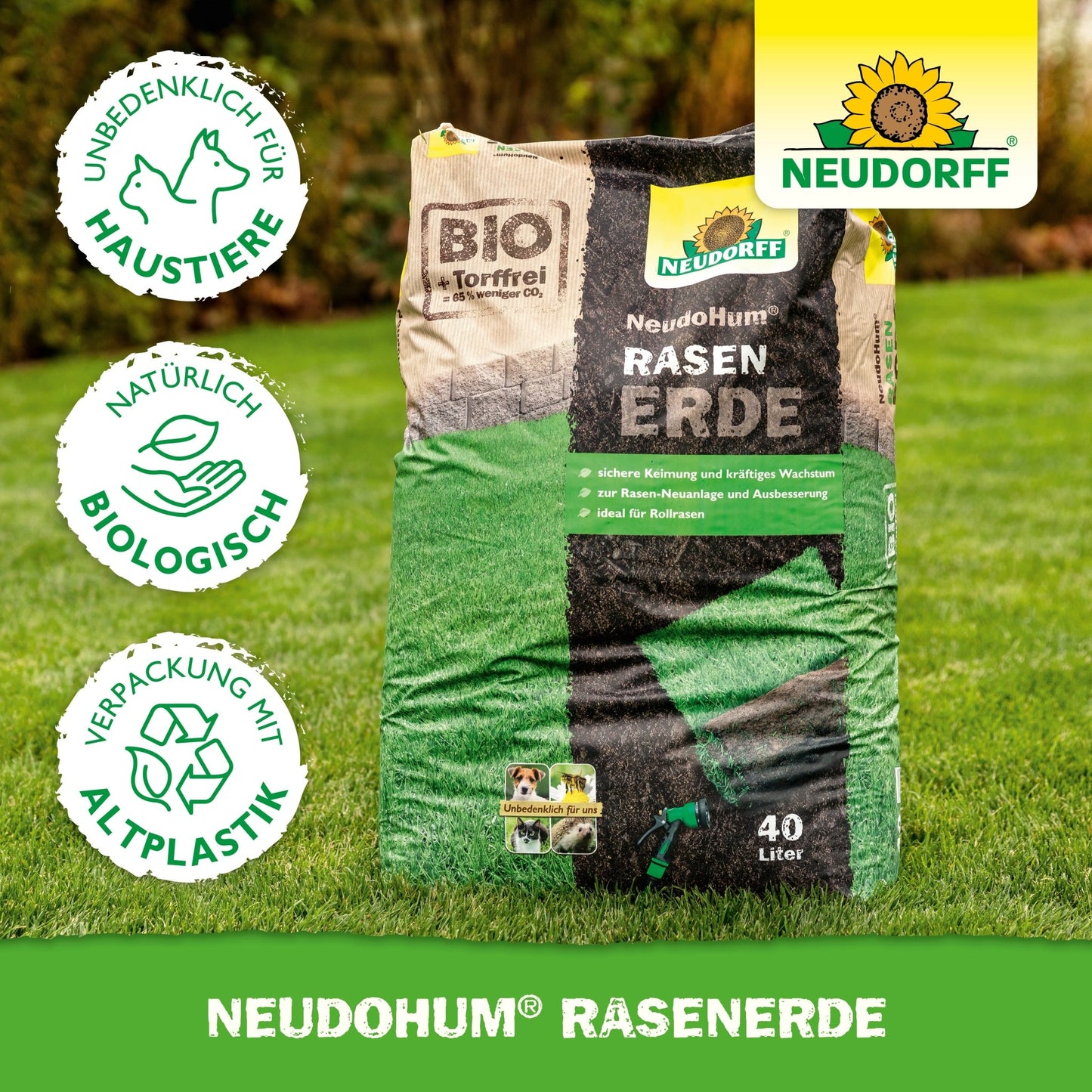 40-litrový pytel NeudoHum RasenErde od Neudorff Shop leží na trávníku - ideální pro nové travnaté plochy. Obal nabízí bezpečnost pro domácí mazlíčky, přírodní organický obsah a je ekologický s recyklovaným plastem.