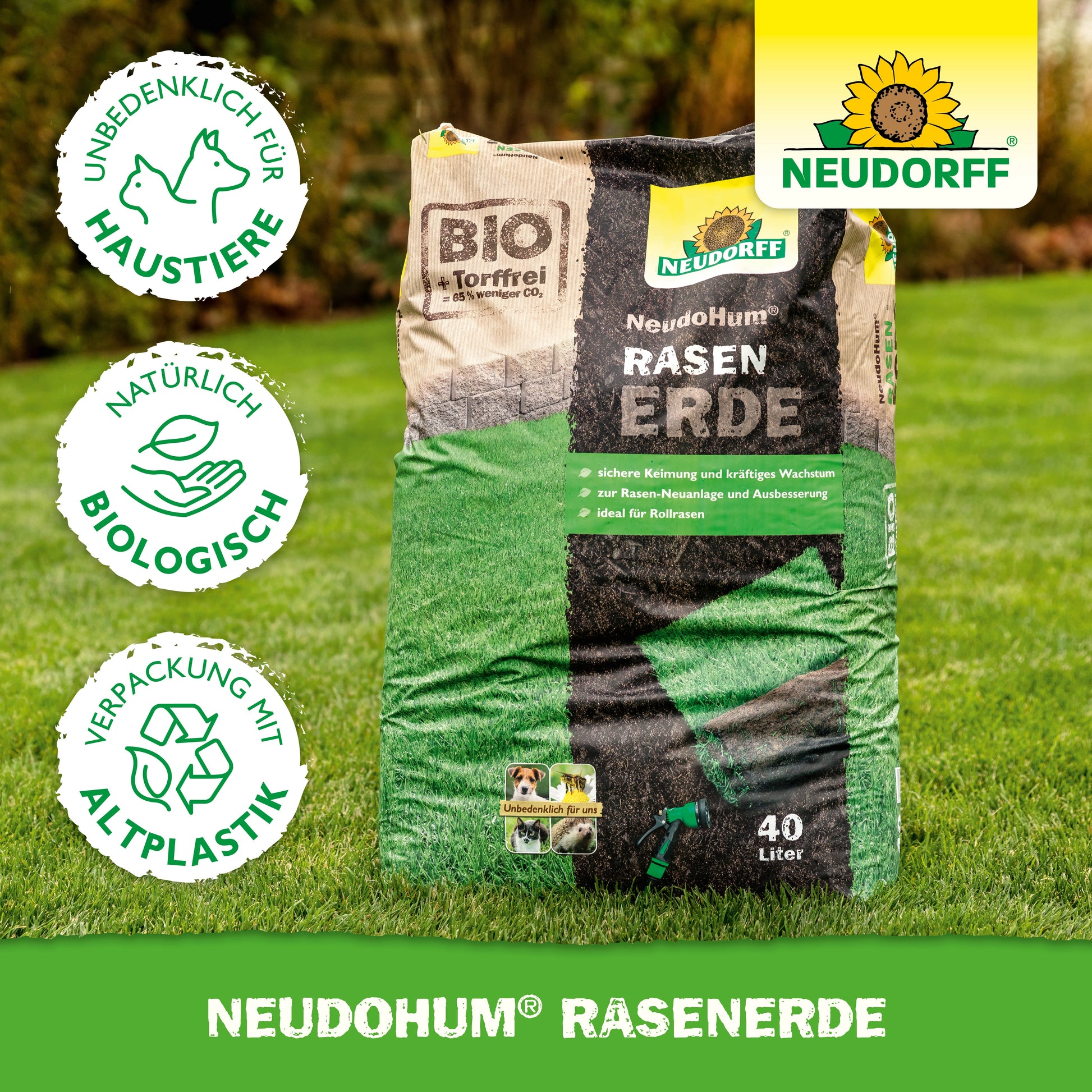Ein 40-Liter-Sack NeudoHum RasenErde von Neudorff Shop liegt auf dem Rasen - ideal für neue Rasenflächen. Die Verpackung bietet Sicherheit für Haustiere, natürliche organische Inhalte und ist umweltfreundlich mit recyceltem Kunststoff.