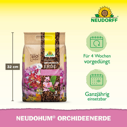 Třílitrový sáček NeudoHum OrchideenErde z Neudorff Shop stojí vzpřímeně vedle 32 cm vysoké stupnice, na které je uvedeno 4 týdny předhnojení a celoroční použití. Pozadí je v odstínech žluté a růžové.
