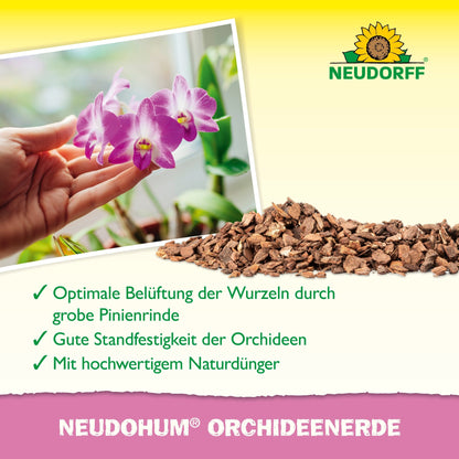 Ruka drží kvetoucí orchidej u okna, před ní leží hrubá borová kůra. Text ukazuje NeudoHum OrchideenErde z Neudorff Shop - perfektní pro péči o orchideje, provzdušnění kořenů a jako přírodní hnojivo při přesazování.