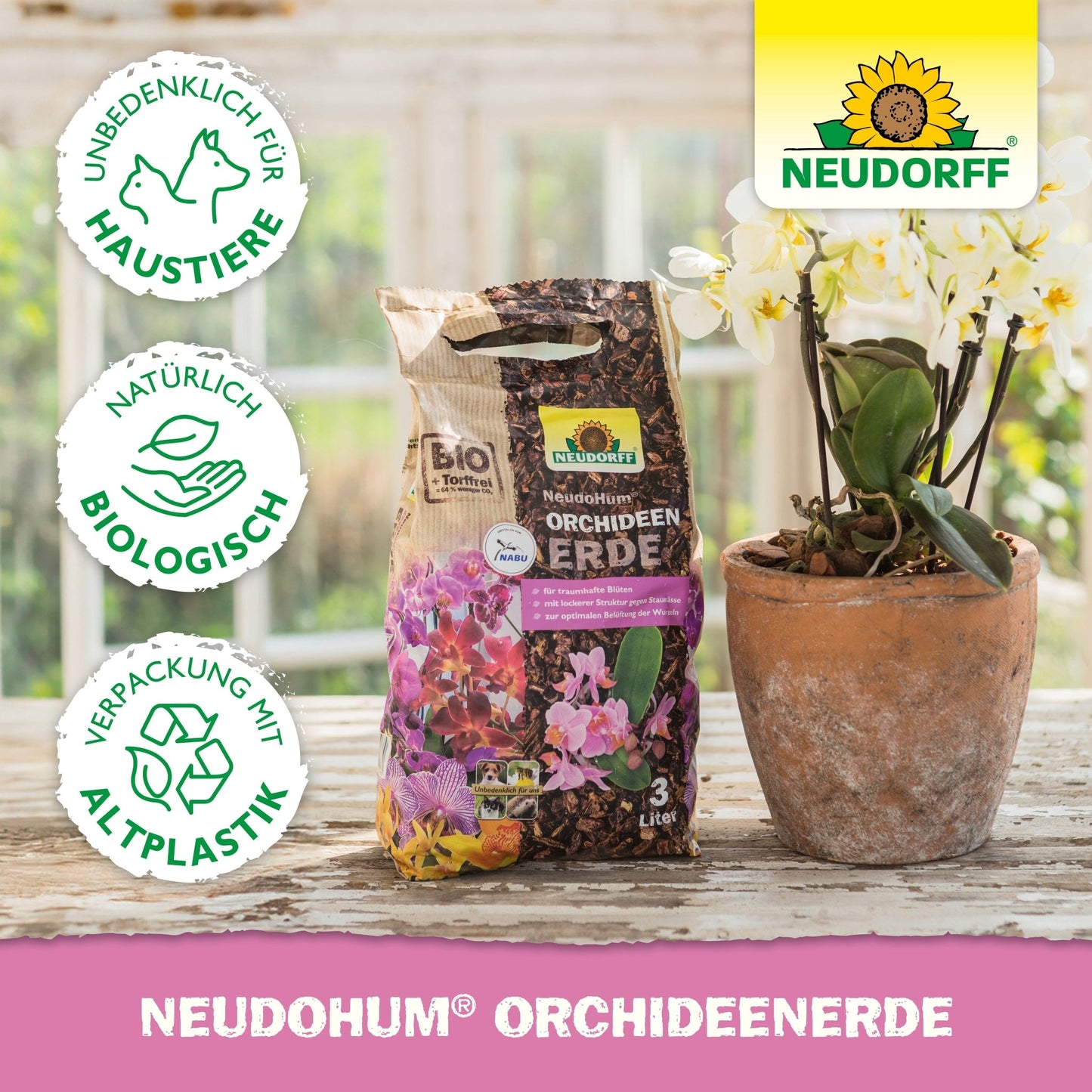 Sáček s NeudoHum OrchideenErde z Neudorff Shop stojí na dřevěném stole vedle bílé orchideje v květináči, vlevo jsou vidět detaily produktu a tři ekologické symboly.