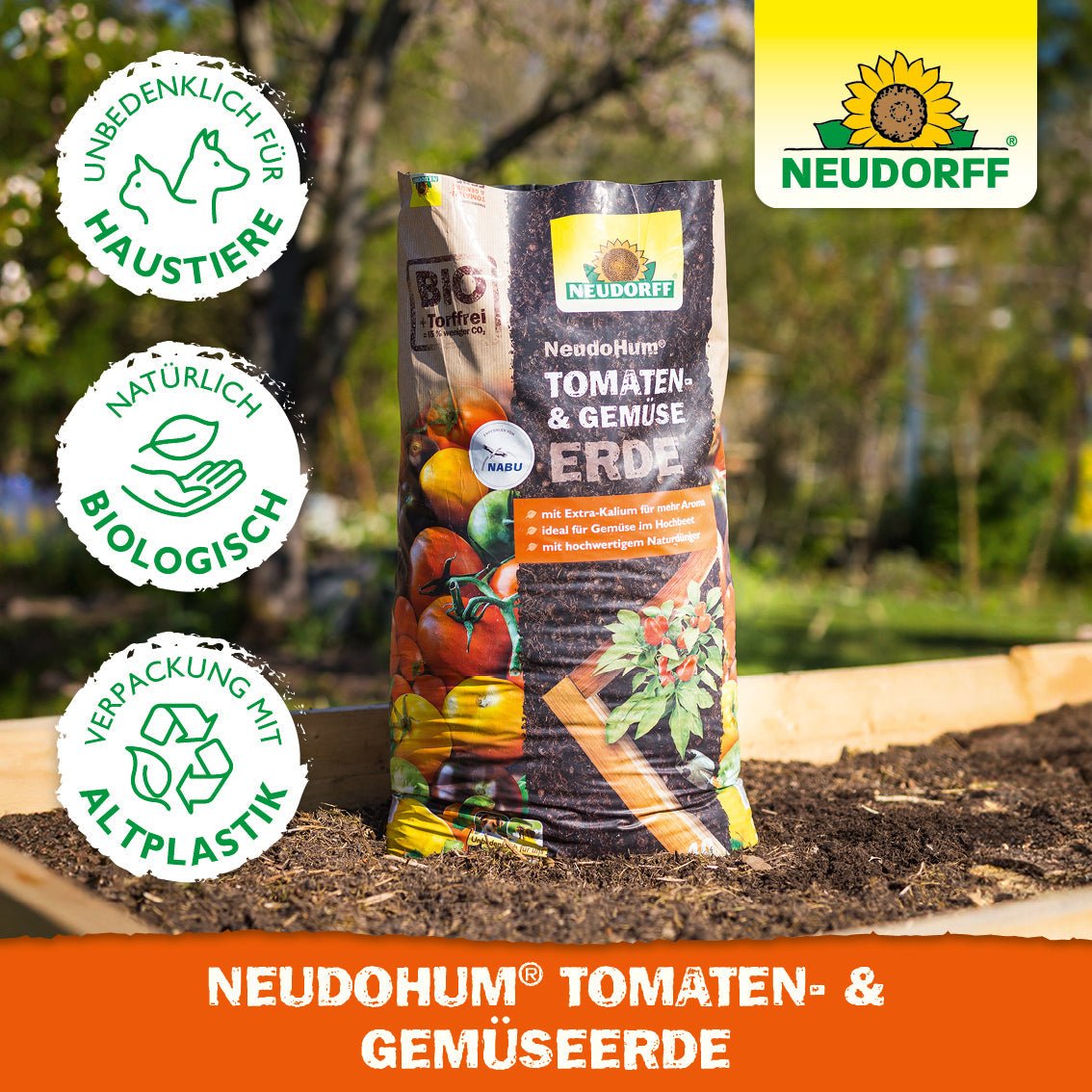 Pytel NeudoHum Tomaten- & GemüseErde z Neudorff Shop stojí na zahradním záhonu, se symboly pro ochranu zvířat, bio kvalitu a obal z recyklovaného plastu. Logo Neudorff se nachází v pravém horním rohu.