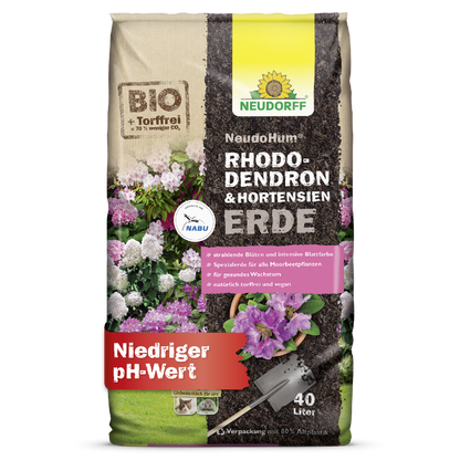Ein 40-Liter-Sack Neudorff Shop's NeudoHum Rhododendron & Hortensien Erde, ein Substrat mit niedrigem pH-Wert. Auf der Verpackung sind blühende Rhododendren und Hortensien abgebildet, mit ausführlicher Produktinformation in deutscher Sprache.
