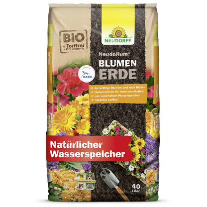 Čtyřicetilitrový pytel NeudoHum BlumenErde od Neudorff Shop s motivy květin, lopatkou a etiketami, které zdůrazňují bio kvalitu a přirozené zadržování vody - perfektní pro zahradní rostliny a kvalitní pěstební substrát.