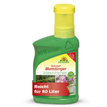 Zelená plastová láhev Balsamol listového hnojiva z obchodu Neudorff s žlutým uzávěrem; vhodná pro 80 L, ideální pro jehličnany a stále zelené rostliny, a vyrobená z 90 % recyklovaného plastu.