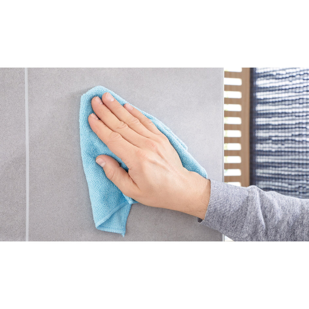 tesa Exxcellent Handtuchhalter, Metall, verchromt, 2-armig, inkl. Klebelösung – Anwendung