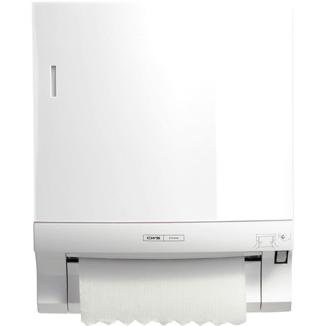 An der Wand ist ein CWS ParadiseLine Rollenpapierhandtuchspender Paperroll (Weiß, 1 Stück) montiert. Eine Papierbahn hängt heraus, das schmale Sichtfenster und ein Icon unten rechts stehen für hygienische Händetrocknung.