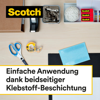 Ein Schreibtisch mit Bürobedarf, darunter das Scotch® doppelseitige Klebeband (12 mm x 22,8 m, 1 Rolle) von 3M. Text: "Einfache Anwendung dank beidseitiger Klebstoff-Beschichtung.