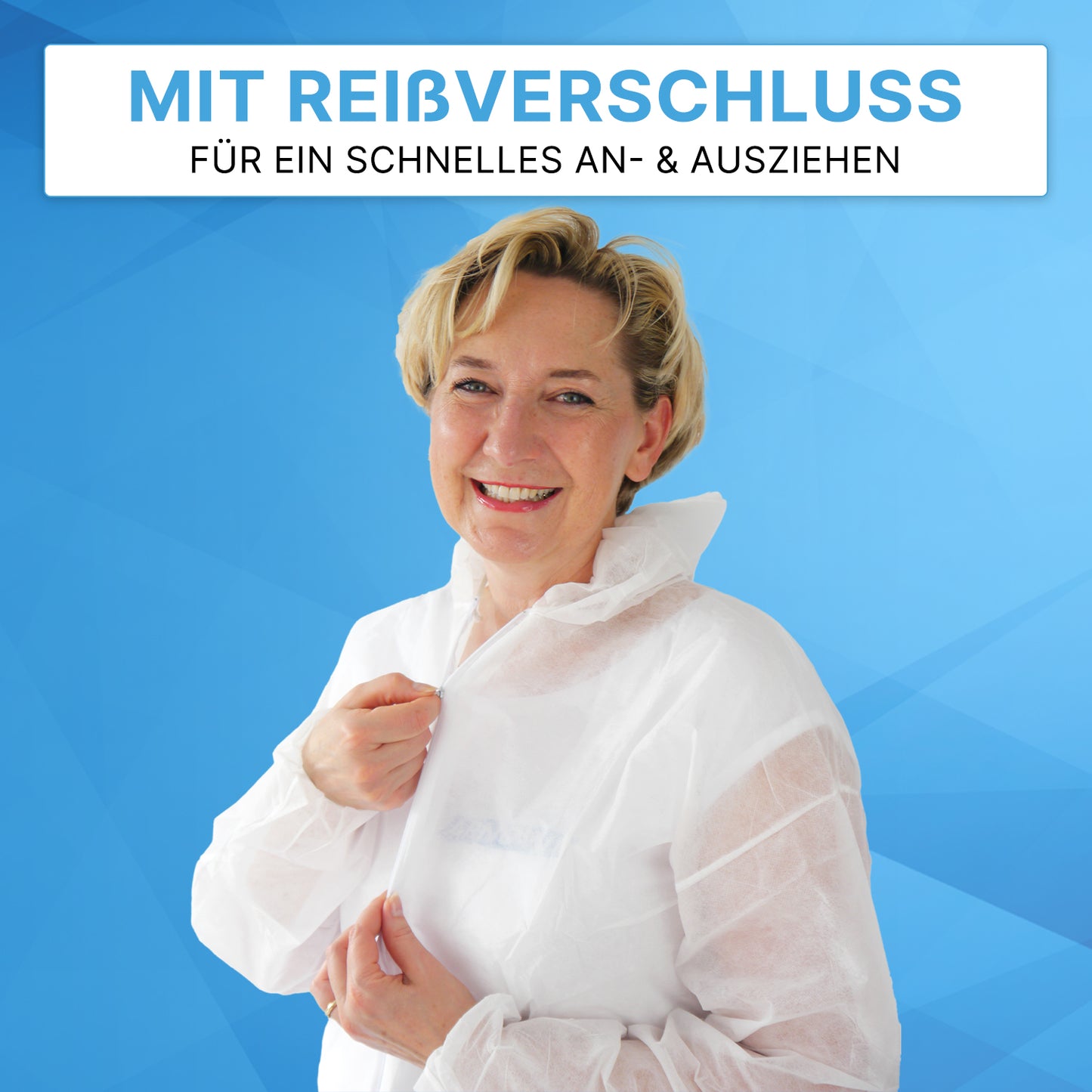 Eine Frau lächelt, während sie den ARNOMED COVER PP-OVERALL WHITE Einmaloverall mit Kapuze aus PP-Vlies in Weiß von ARNOWA GmbH zuzieht. Der blaue Hintergrund hebt sie mit deutschem Text hervor: "Mit Reißverschluss für ein schnelles An- & Ausziehen.