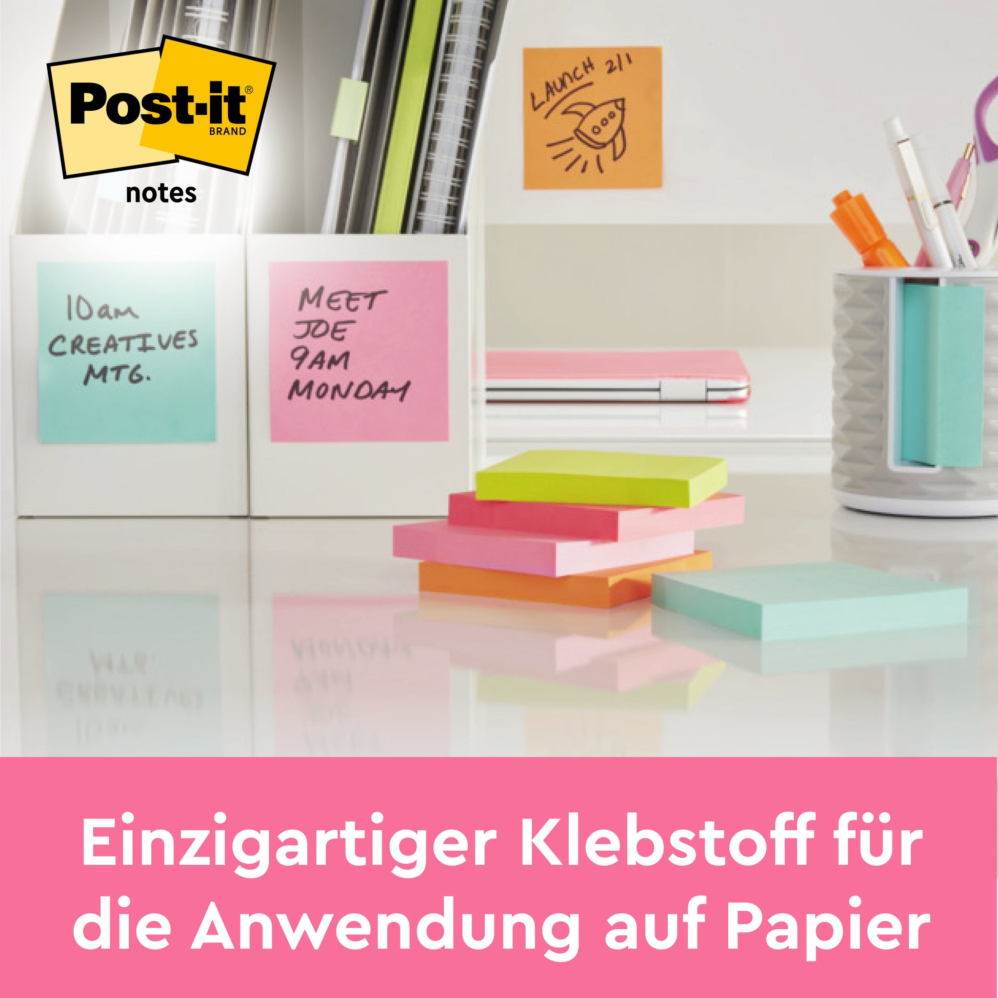 Ein Schreibtisch mit Post-it® Super Sticky Z-Notes von 3M Deutschland GmbH, Stiften, Bleistiften und weißen Rahmen für Besprechungsnotizen. Der Text darunter lautet: "Einzigartiger Klebstoff für Papieranwendungen.