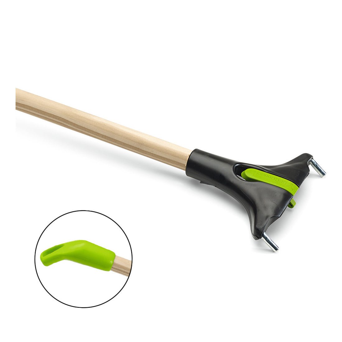 Dřevěná rukojeť Nölle Profi Brush BECOnnect (Ø 23,5 mm) od Nölle Profi Brush Bürsten- & Pinseltechnik e.K. má dřevěnou rukojeť, černou plastovou hlavu, dva kovové hroty, technologii BECOnnect a zelený, vroubkovaný hrot, jak je ukázáno v detailním záběru.