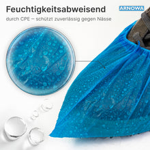 Ein ARNOMED Xtra Strong CPE Schuhüberzieher von ARNOWA GmbH mit Wassertropfen verdeutlicht die zuverlässige Wasserbeständigkeit dieses wasserdichten Einwegprodukts aus CPE. Beutel enthält 100 Stück.