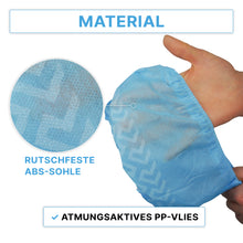 Eine Hand hält einen ARNOMED ABS Schuhüberzieher, Einweg (ARNOWA GmbH). Ein vergrößerter Kreis zeigt die rutschfest strukturierte Sohle. Text: "Rutschfeste ABS-Sohle" und "Atmungsaktives PP-Vlies". Packung enthält 100 Stück.