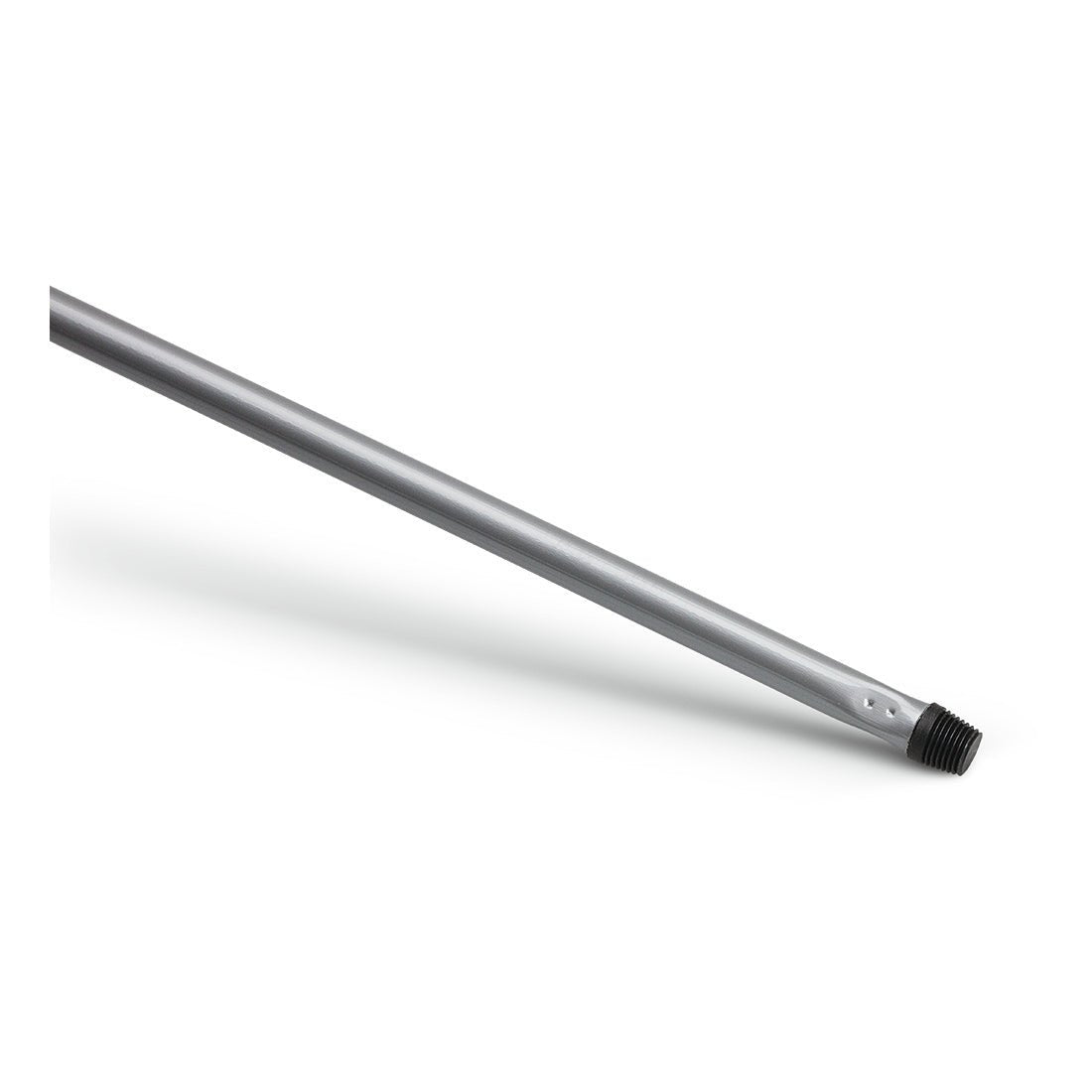 Nölle Profi Brush kovová násada 140 cm ve stříbrné barvě od Nölle Profi Brush Bürsten- & Pinseltechnik e.K. je diagonálně vyobrazena na bílém pozadí, s černým plastovým závitem a dvěma otvory pro zavěšení pro snadné zavěšení.