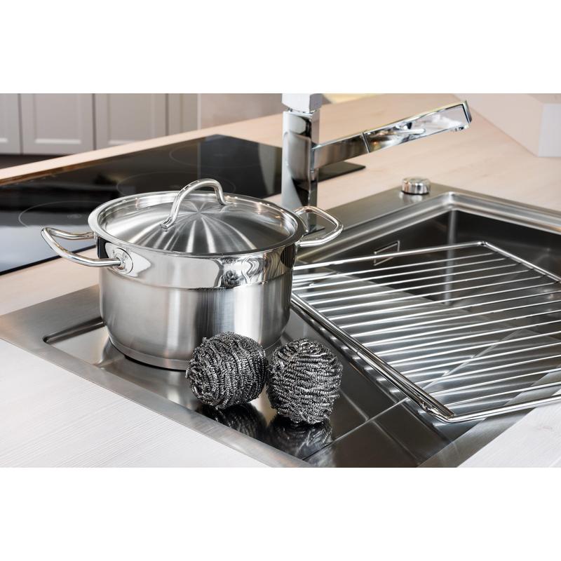 Nerezový hrnec s víkem stojí ve dřezu vedle dvou nerezových spirál Scotch-Brite® (3M Deutschland GmbH, 3 kusy na balení) a odkapávacího stojanu - pro snadné čištění kuchyně i při odolných nečistotách.