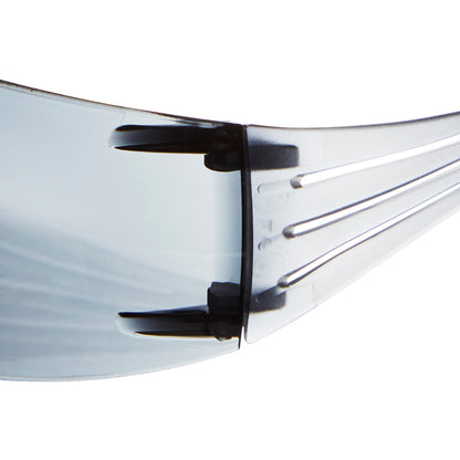 Nahaufnahme der 3M™ SecureFit™ Schutzbrille 200 von 3M Deutschland GmbH, die die seitlichen, leicht getönten Gläser, den Bügel und das Verbindungsscharnier zeigt.