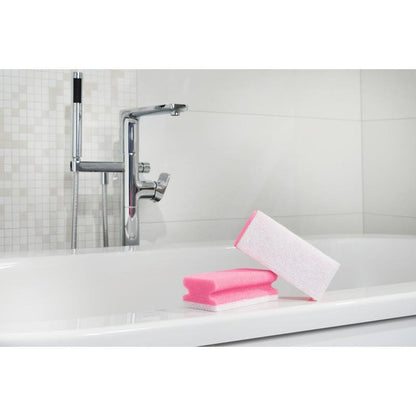 Scotch-Brite® Bath Griffschwamm XXL pro koupelnu od 3M Deutschland GmbH leží na okraji bílé vany, připravený k čištění, s chromovou baterií a obloženou stěnou v pozadí. 1 kus na balení.