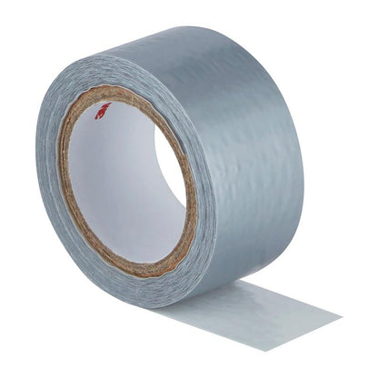 Role univerzální lepicí pásky Scotch® Extremium™ od 3M Deutschland GmbH (3 m x 19 mm) je částečně odvinutá a leží naplocho, takže je viditelná lepící strana a lehce strukturovaný stříbrný povrch.