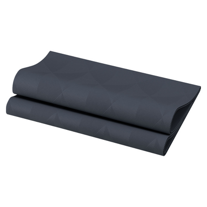 Skládaný ubrousek v tmavě šedé barvě s decentním geometrickým vzorem od společnosti Duni GmbH vyzařuje eleganci svým třpytivým vzhledem.