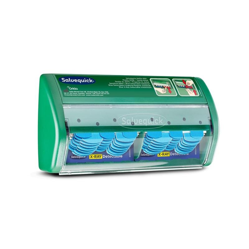 Zelený dávkovač náplastí Salvequick detekovatelný rentgenem od Orkla Wound Care AB, který obsahuje 2x30 náplní náplastí, je připevněn na bílém pozadí, přičemž návod k použití je vytištěn vpravo nahoře na dávkovači.