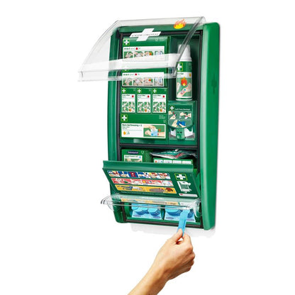 Na stěnu namontovaná Cederroth první pomoc & popáleninová stanice od Orkla Wound Care AB je otevřená a ukazuje spotřební materiály jako obvazy, pokyny, lahve na výplach očí a ruku, která odebírá modrou kapsli na výplach očí z dolní přihrádky. (1 balení/karton).