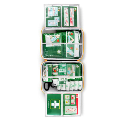 Cederroth první pomoc pro popáleniny od Orkla Wound Care AB je otevřená a ukazuje uspořádané přihrádky s obvazy, nůžkami a kartičkami s vizuálními pokyny na horním a dolním okraji soupravy.