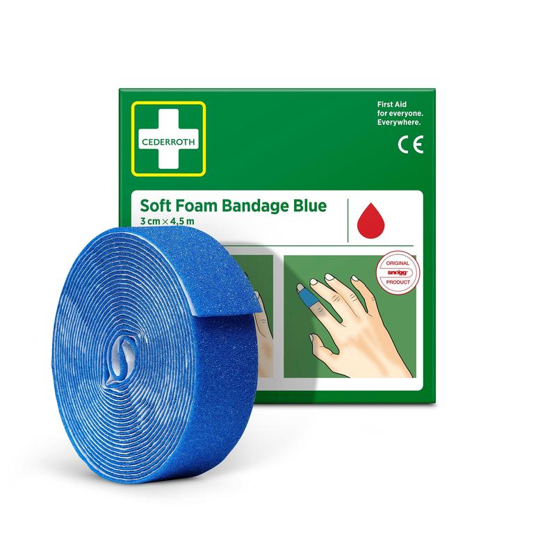 Role Cederroth Soft Foam Binde blau 3x450cm od Orkla Wound Care AB je zobrazena před zeleno-bílým balením, na kterém je modrá bandáž omotaná kolem prstu.