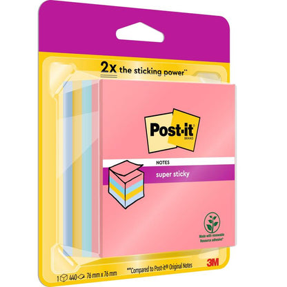 Balení barevných kostek Post-it® Super Sticky (440 listů, 76 x 76 mm, 100% PEFC) od 3M Deutschland GmbH. Obsahuje růžové, modré a žluté bloky v plastové/lepenkové krabici. Štítek zobrazuje "2x silnější přilnavost" a logo 3M.