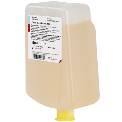 Obdélníkový plastový dávkovač s 500 ml CWS pěnového mýdla BestFoam Mild, ideální pro citlivou pokožku, s výtokem na dně a bílou, vícejazyčnou etiketou. Ideální pro každodenní hygienu rukou. Značka: CWS.