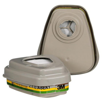 Dvě šedé kazety kombinovaného filtru 3M™ 6004-1SP ABEK1P3 (2x6059, 2x5935, 2x501) od 3M Deutschland GmbH; jedna stojí vzpřímeně, druhá leží na boku a ukazuje otvor pro filtr a připojení.