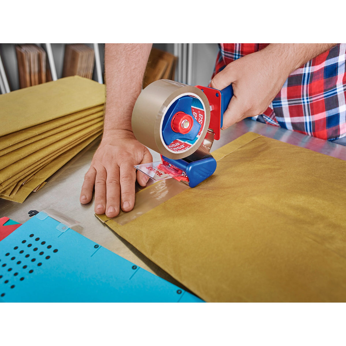 tesapack Strong Kartonverschlussband – Anwendung