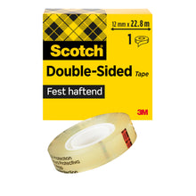 Eine gelbe Scotch® doppelseitige Klebeband-Box der 3M Deutschland GmbH mit schwarzer Schrift und kariertem Design steht hinter einer teilabgewickelten Rolle durchsichtigen doppelseitigen Klebebandes (12 mm x 22,8 m, 1 Rolle).